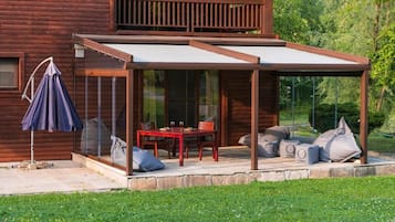 Superior Villa, Balcony, Lake View | Outdoor dining