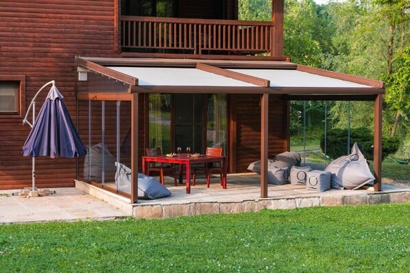 Superior Villa, Balcony, Lake View | Outdoor dining - Lac sub Soare (Iordacheanu)