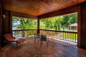 Superior Villa, Balcony, Lake View | Terrace/patio - Lac sub Soare (Iordacheanu)