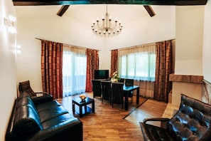 Comfort Double Room | Living area | Flat-screen TV - Lac sub Soare (Iordacheanu)