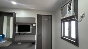 Deluxe Double Room, City View | Interior