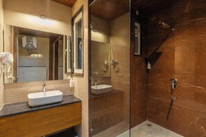 Bed in 8 Bed Mixed Dormitory | 욕실 | 타월