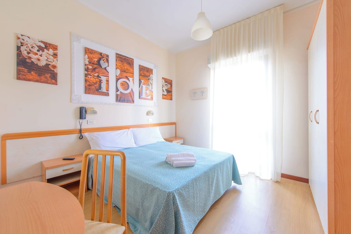 Kahden hengen standard-huone, parveke | Tallelokero huoneessa, työpöytä