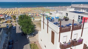 A hotel with a rooftop terrace overlooking a beach. - Hotel Nuova Medusa (Rimini)