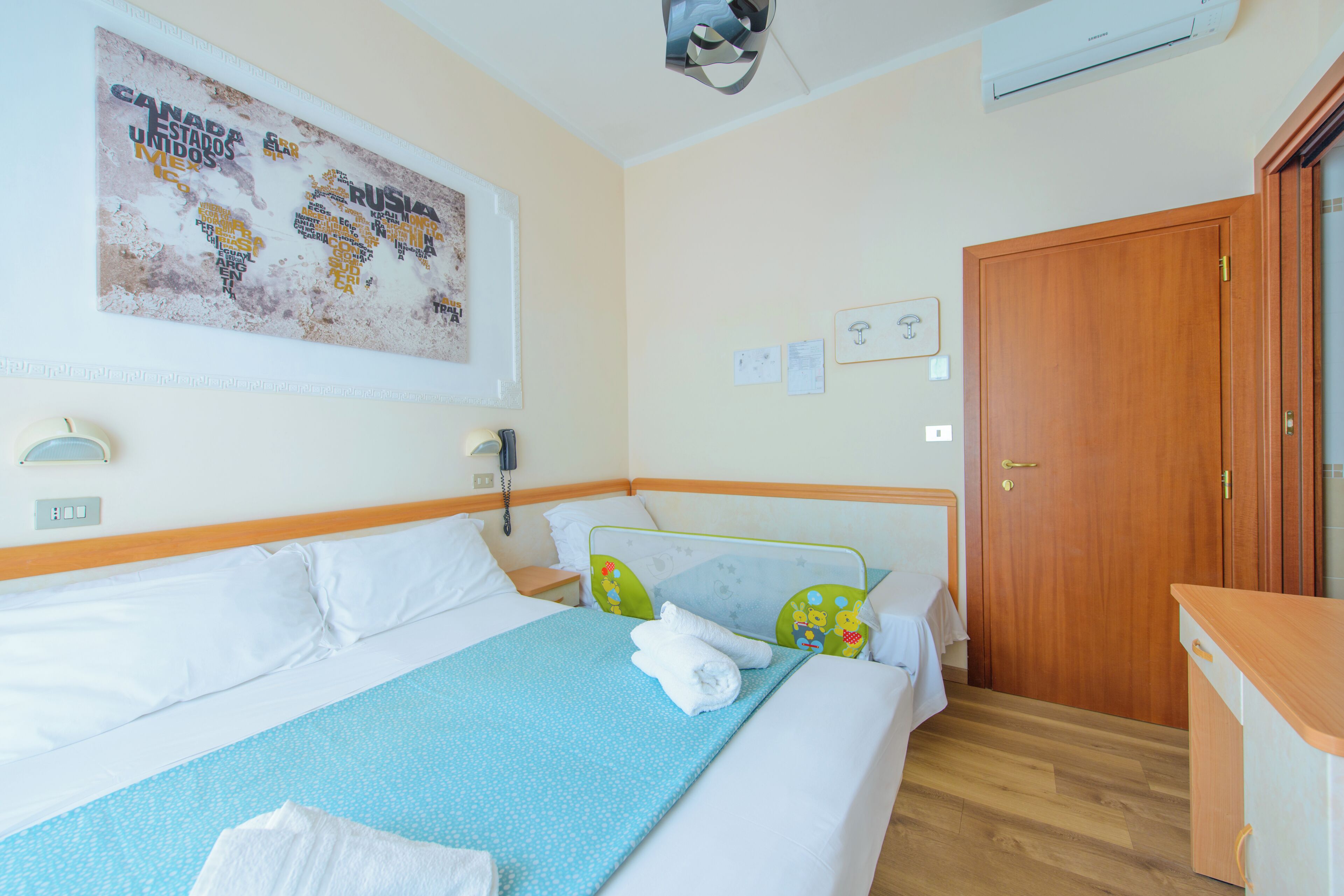 Kolmen hengen standard-huone, parveke | Tallelokero huoneessa, työpöytä