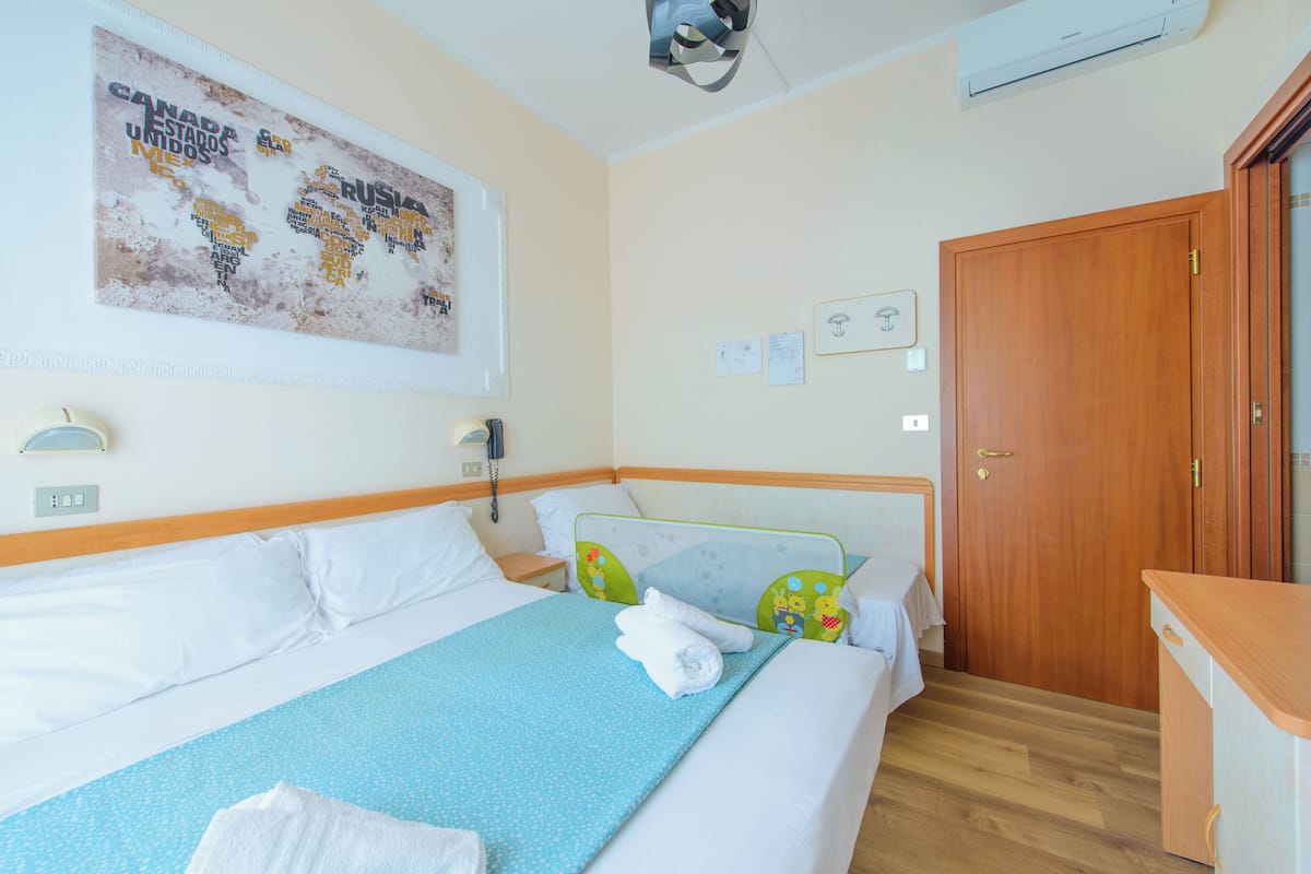 Kolmen hengen standard-huone, parveke | Tallelokero huoneessa, työpöytä