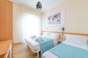 Habitación triple estándar, balcón | Caja fuerte, escritorio, espacio para trabajar con un portátil