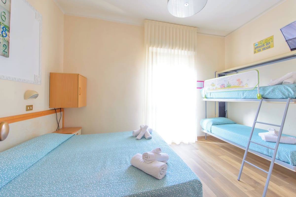 Neljän hengen standard-huone, parveke | Tallelokero huoneessa, työpöytä