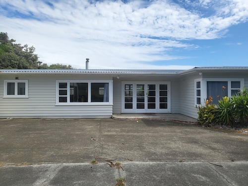 5 minutes to the beach! Comfortable Bach, next to the beach access walkway.