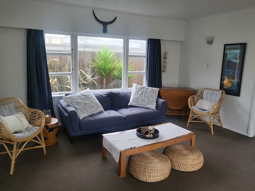 5 minutes to the beach! Comfortable Bach, next to the beach access walkway.