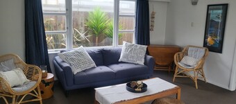 5 minutes to the beach! Comfortable Bach, next to the beach access walkway.