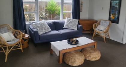 5 minutes to the beach! Comfortable Bach, next to the beach access walkway.