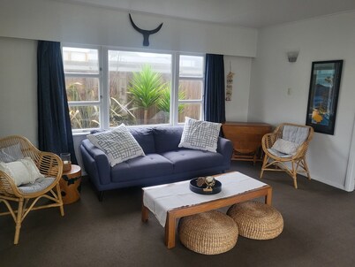 5 minutes to the beach! Comfortable Bach, next to the beach access walkway.