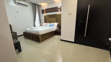 Eenvoudig appartement, uitzicht op stad | Een bureau, gratis wifi