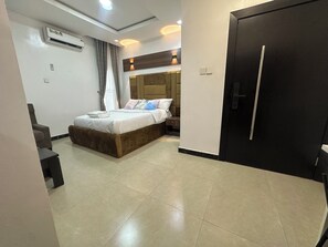 Departamento básico, vista a la ciudad | Escritorio y wifi gratis 