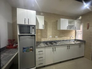 Apartamento básico, vistas a la ciudad | Cocina privada | Utensilios de cocina