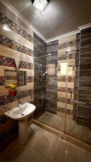 أحواض استحمام، مستلزمات مجانية للعناية الشخصية، مجففات شعر، مناشف