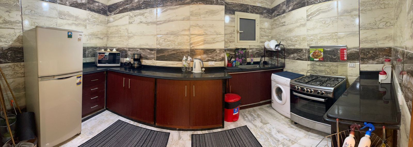 Réfrigérateur, four à micro-ondes, un four, lave-vaisselle