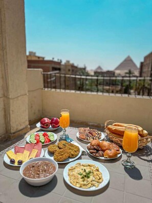 Free daily on-the-go breakfast - Pyramids Gold Sand INN (Giza)
