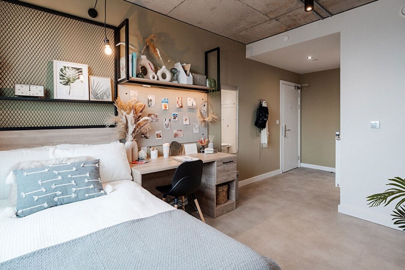 1 bedroom, desk, WiFi