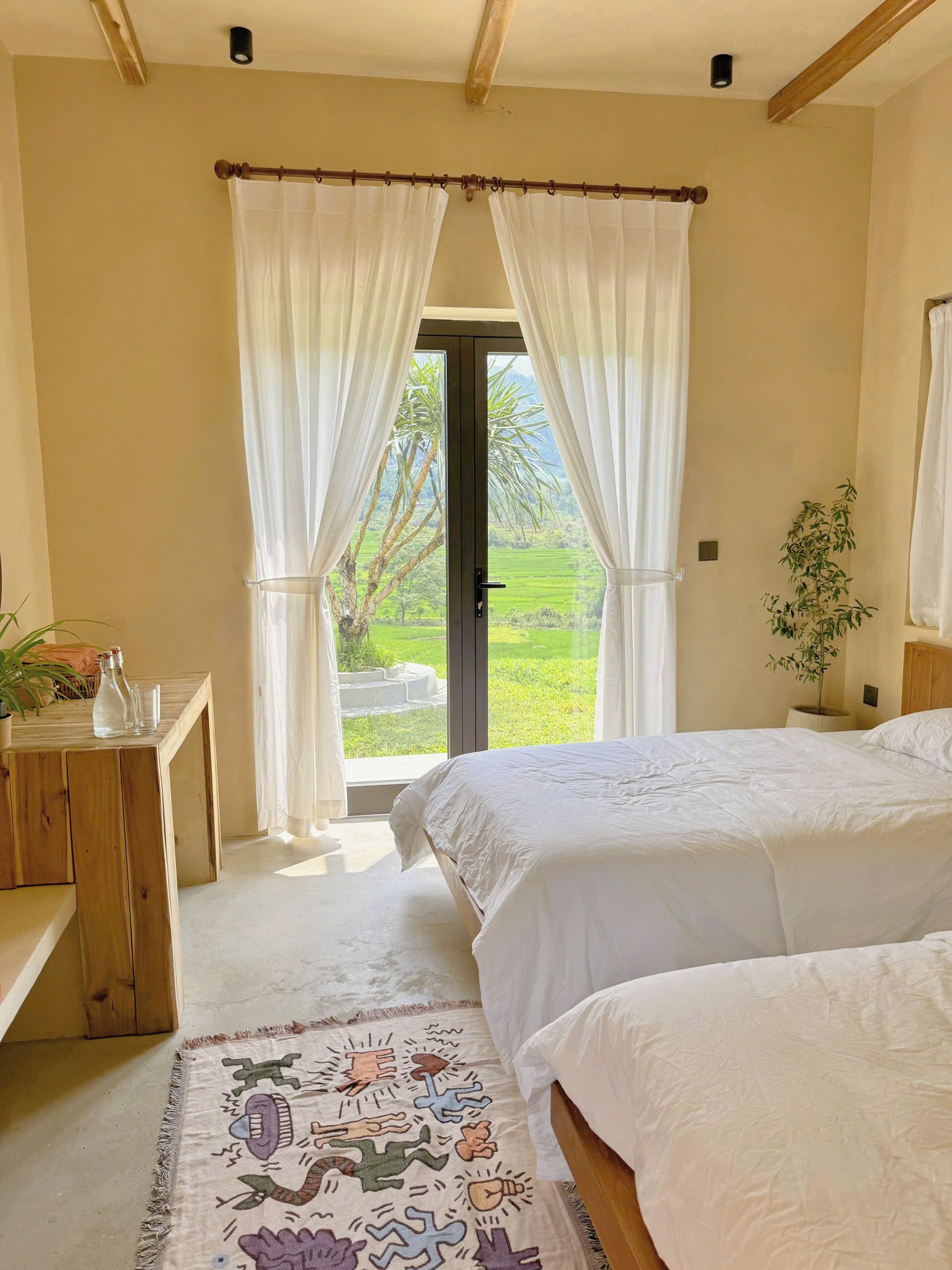 Laptop workspace, free WiFi, bed sheets