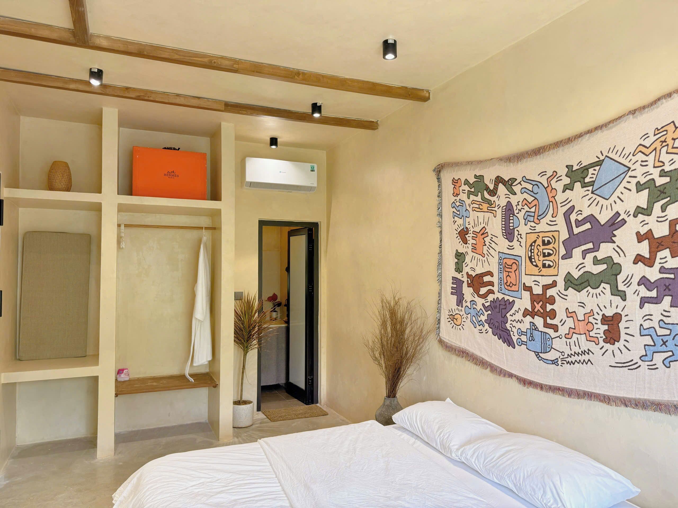 Laptop workspace, free WiFi