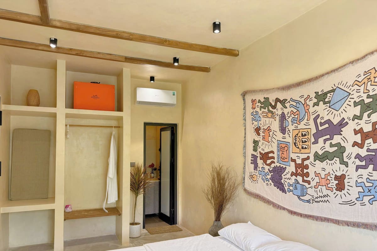 Laptop workspace, free WiFi