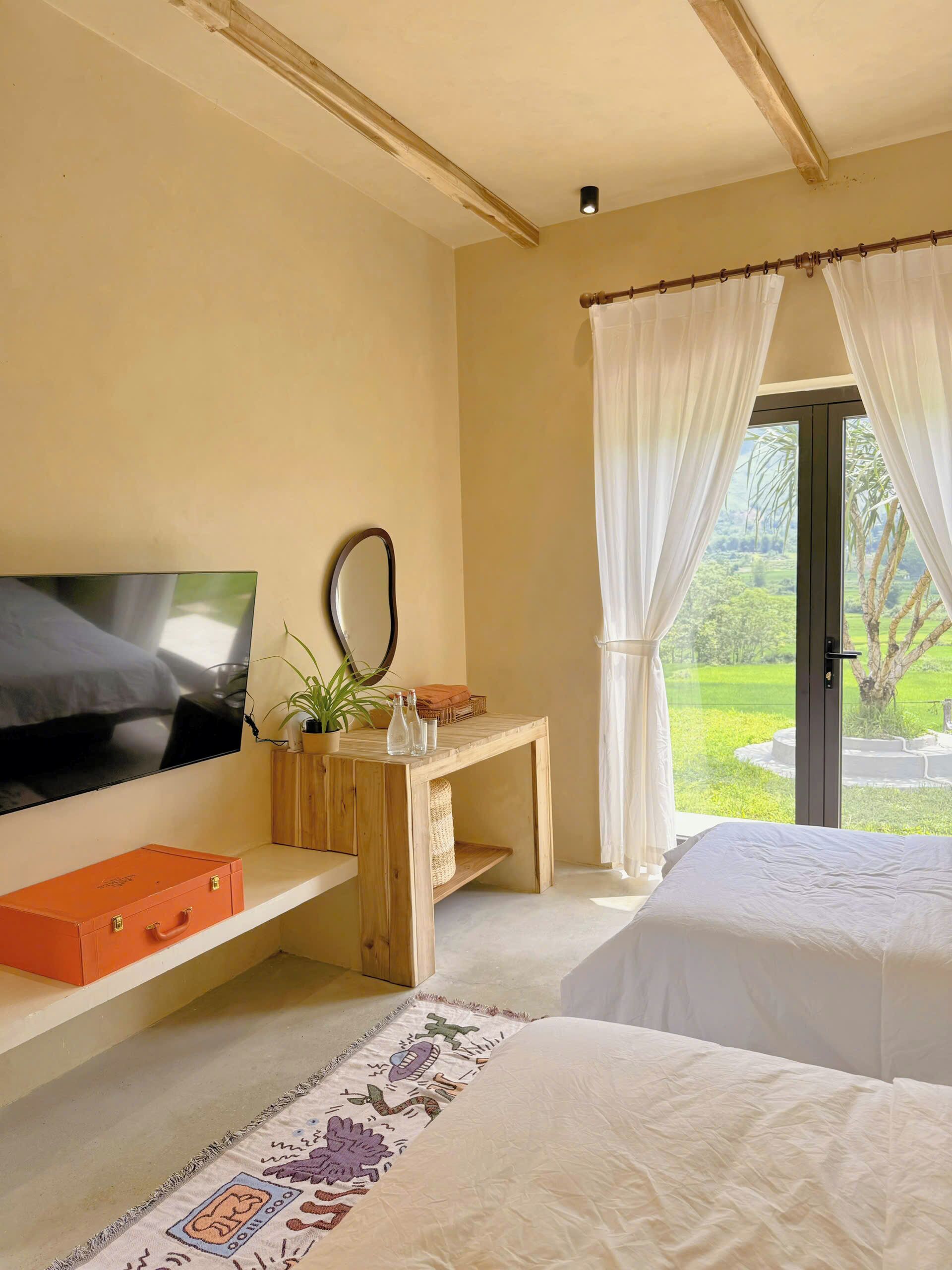 Laptop workspace, free WiFi