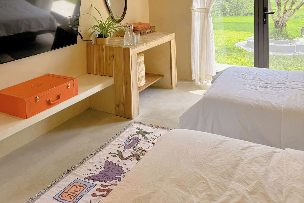 Laptop workspace, free WiFi