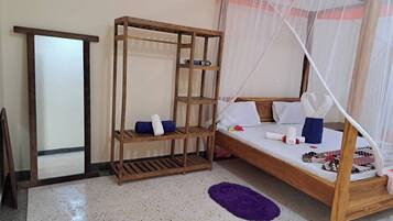 3 bedrooms, iron/ironing board, internet, bed sheets