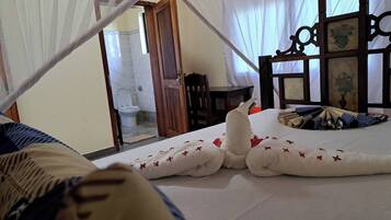 Fer et planche à repasser, accès Internet, draps fournis