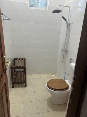 Shower, hair dryer - Spacious Deluxe Double Room with AC (Paje)