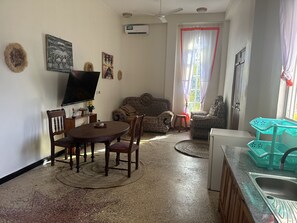 TV - Cozy Paje Apartment with Garden View, Perfect for Couples and Solo Travelers (Paje)
