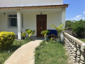 Property grounds - Cozy Paje Apartment with Garden View, Perfect for Couples and Solo Travelers (Paje)