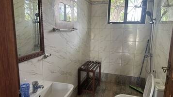 Douche, sĂšche-cheveux