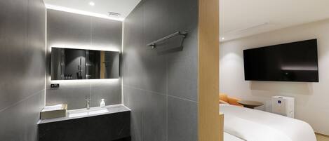 Basic Double Room, 1 Queen Bed, Non Smoking | Free WiFi, bed sheets