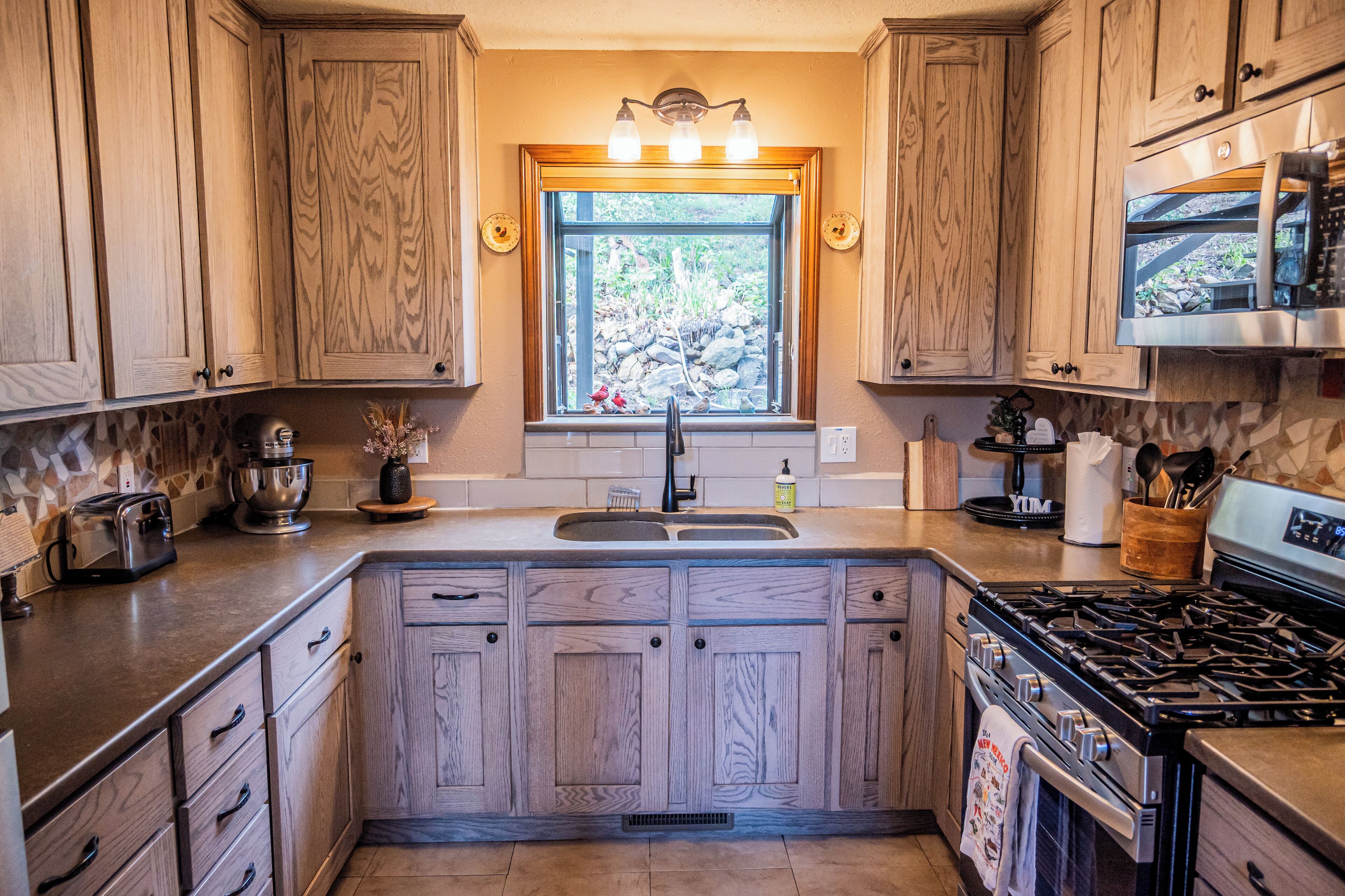 Réfrigérateur, four à micro-ondes, un four, surface de cuisson