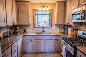 Jääkaappi, mikroaaltouuni, uuni, liesi