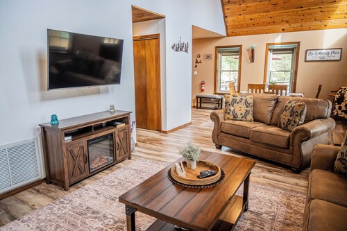 Monte Bello Chalet-Beautiful Mountain Cabin, Ruidoso, NM w/AC, private, .7 acres