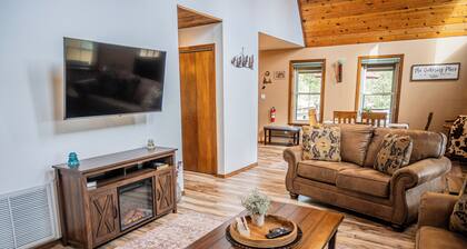 Monte Bello Chalet-Beautiful Mountain Cabin, Ruidoso, NM w/AC, private, .7 acres