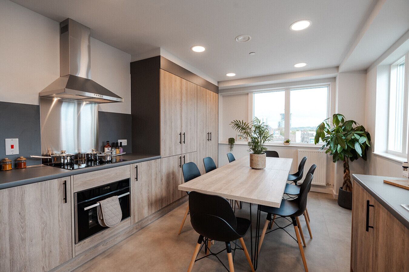 Refrigerador, microondas, placa de cocina, mesa de comedor