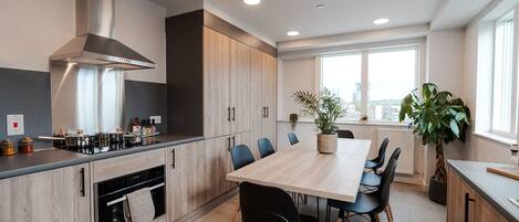 雪櫃、微波爐、爐具、餐桌