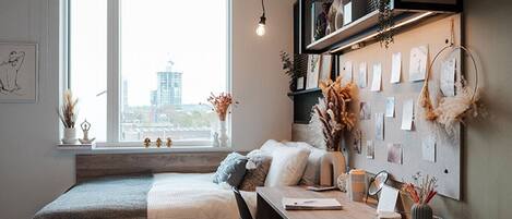 1 bedroom, desk, WiFi