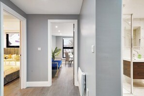 2 bedrooms, iron/ironing board, WiFi, bed sheets - Chic 1-Bed Apartment in Ealing (London)