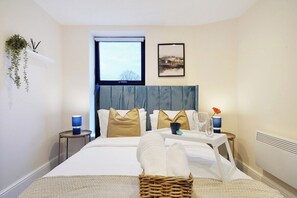 2 bedrooms, iron/ironing board, WiFi, bed sheets - Chic 1-Bed Apartment in Ealing (London)