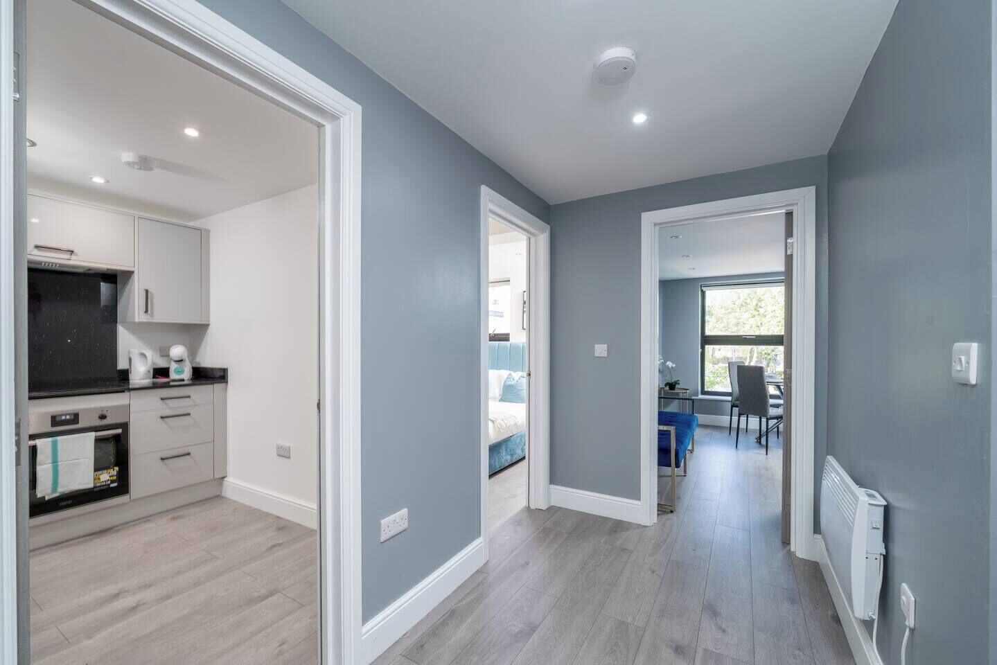 Un apartamento moderno con cocina, comedor y sala de estar con vistas.