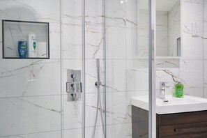 Bathroom - Chic 1-Bed Apartment in Ealing (London)
