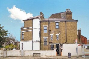 Exterior - Chic 1-Bed Apartment in Ealing (London)