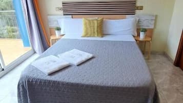 Habitación triple estándar, patio, vistas al patio