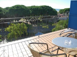Outdoor dining - Hotel Rodsan (Castelldefels)